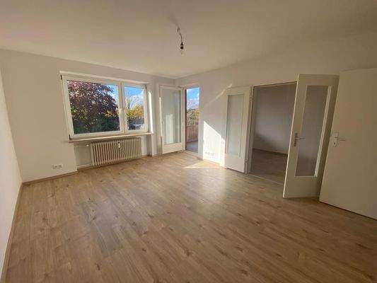 Wohnzimmer mit Balkon