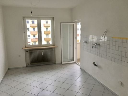 3ZimmerWohnung mit Balkon und Wannenbad mit Fenster