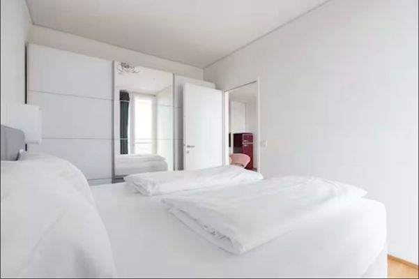 Schlafzimmer mit Doppelbett und 3-teiligem Spiegelschrank