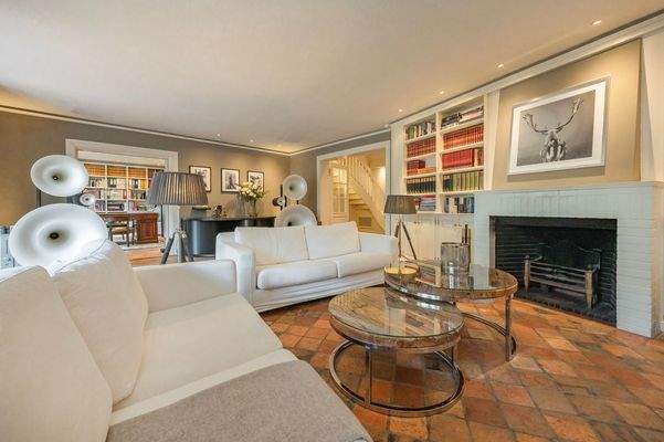 Offener, gemütlicher Wohnbereich mit Kamin