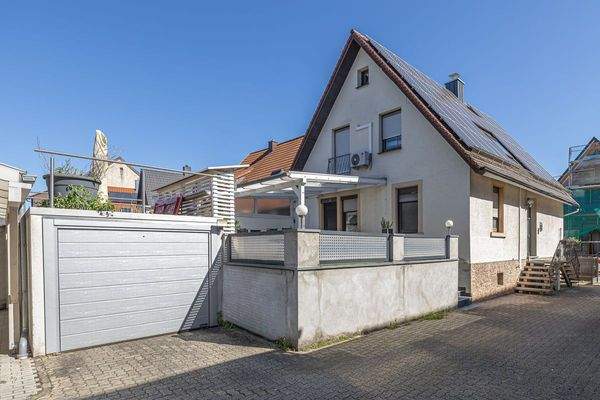 Hausansicht_Rückseite mit Garage und Terrasse