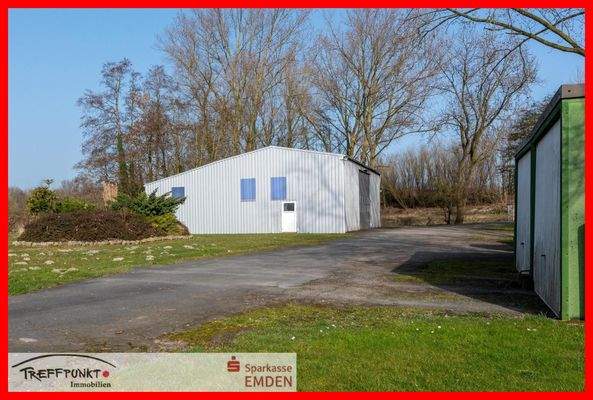 Halle und zwei Garagen