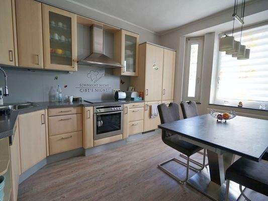 ...offener Küche und Kamin