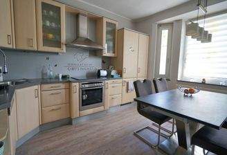 ...offener Küche und Kamin