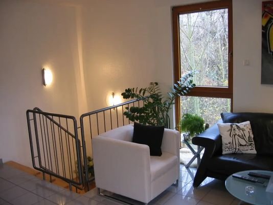 Wohnzimmer mit Treppenabgang
