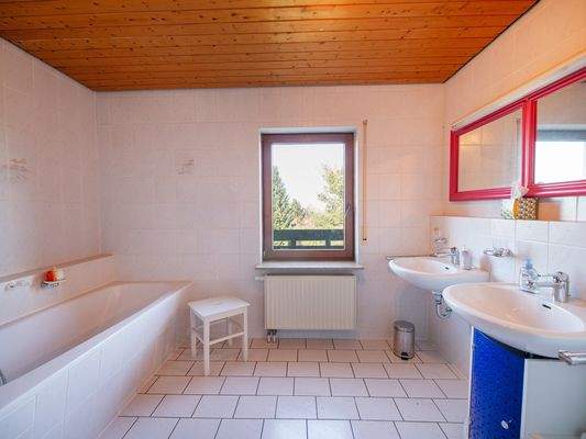 Helles Tageslichtbad im Dachgeschoss