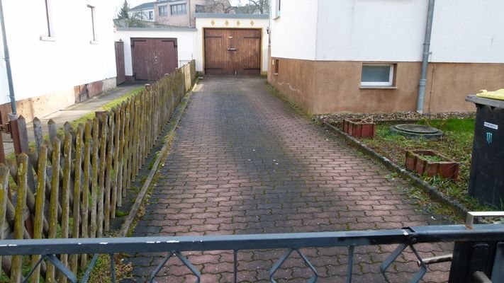 Frontansicht Garage mit Hofbereich