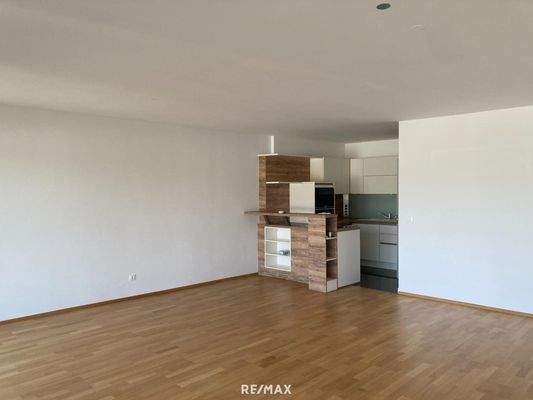 Wohnzimmer mit offener Küche