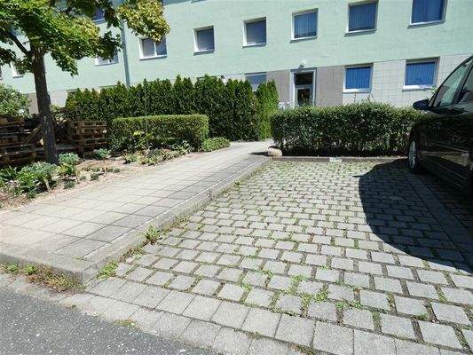 Eigener Außenstellplatz direkt vor der Haustüre