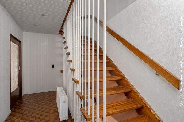 Flur (7,90m²) mit Treppe ins Obergeschoss