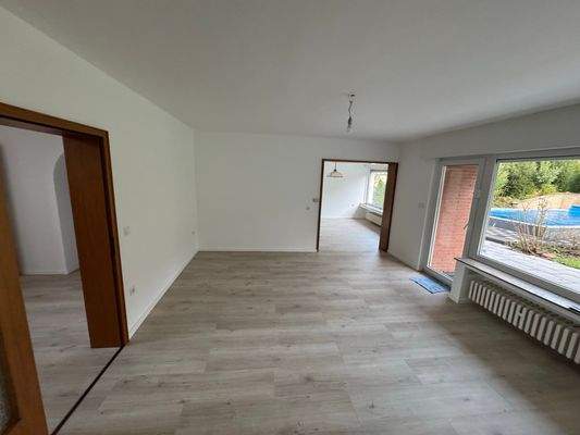 Wohnzimmer  mit Zugang zum Eßzimmer.JPG