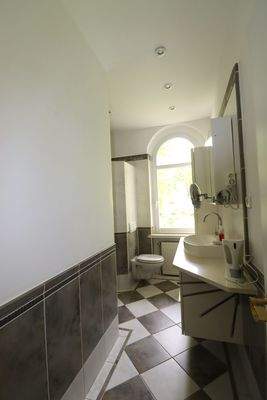  Erdgeschoss- Badezimmer mit Dusche 