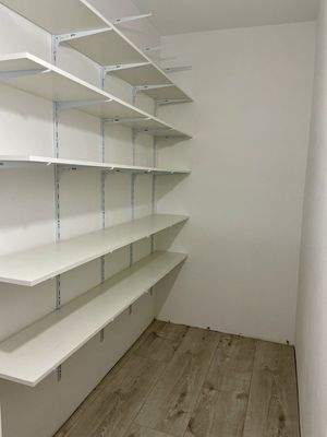 Abstellkammer mit Regalsystem