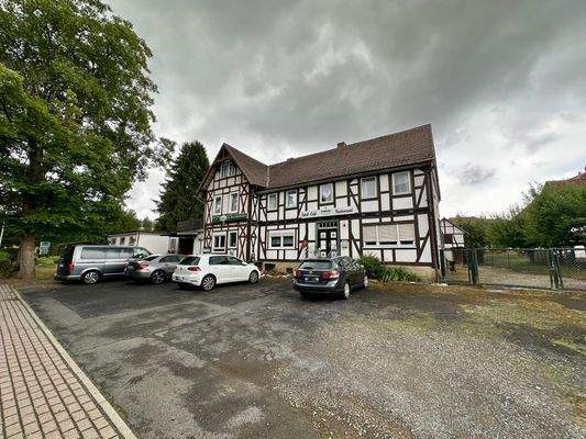 Frontansicht mit Stellplätze