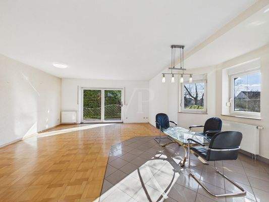 Wohn-/ Esszimmer mit angrenzendem Küchenbereich im EG