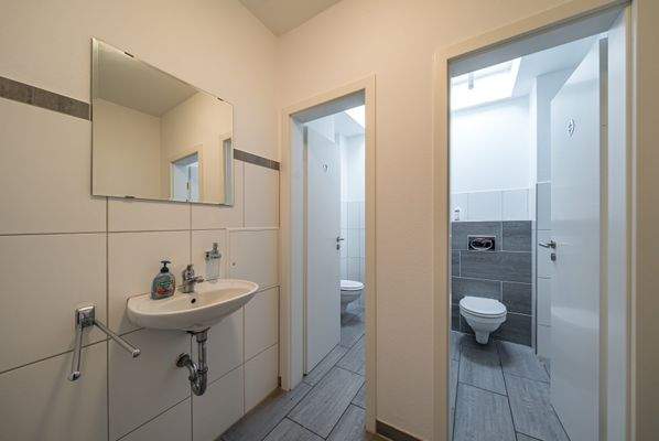 Sanitärbereich vorderes Gewerbe