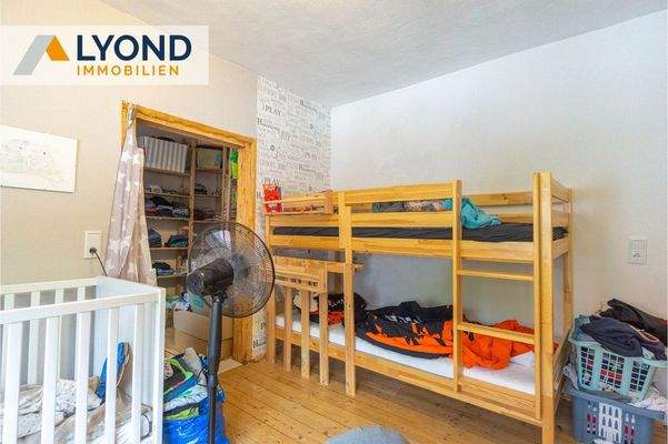 Kinderzimmer mit Ankeidezimmer OG