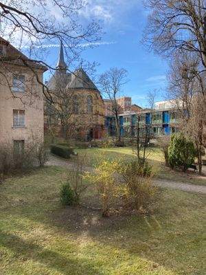 Wohnzimmer: Blick auf die Kirche