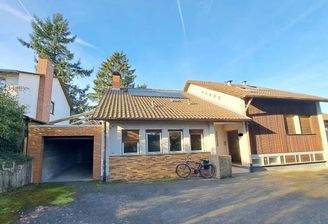 Hausfront mit Garage