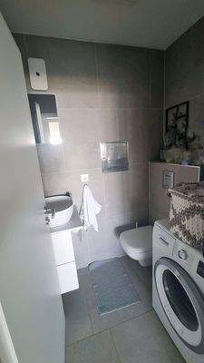 WC und Waschmaschine