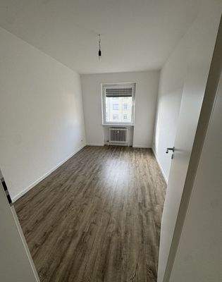 Leeres Zimmer mit Fenster