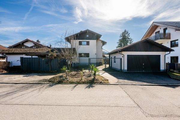 Hausansicht von der Straße, Doppelgarage