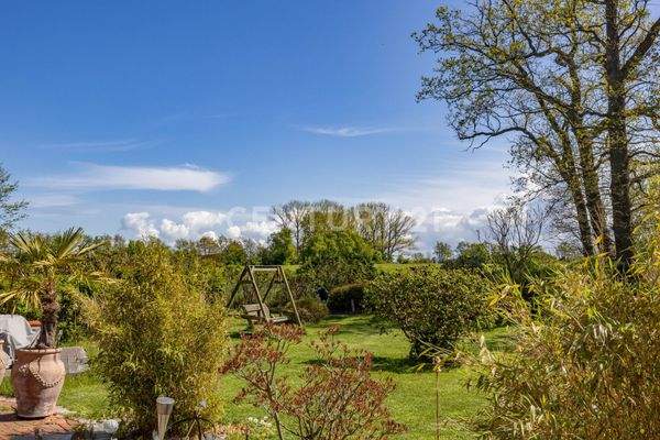 Blick von der Terrasse über die Wiesen