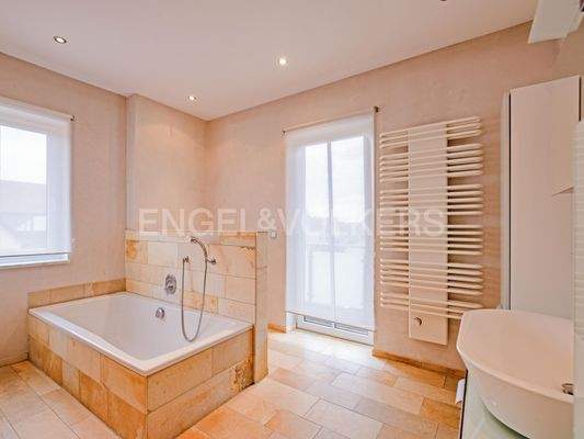 Tageslichtbad mit Badewanne