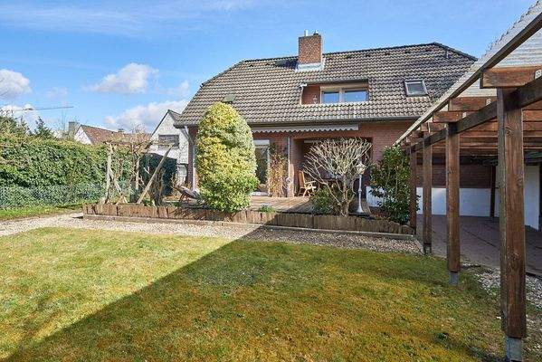 Garten mit überdachter Schuppen