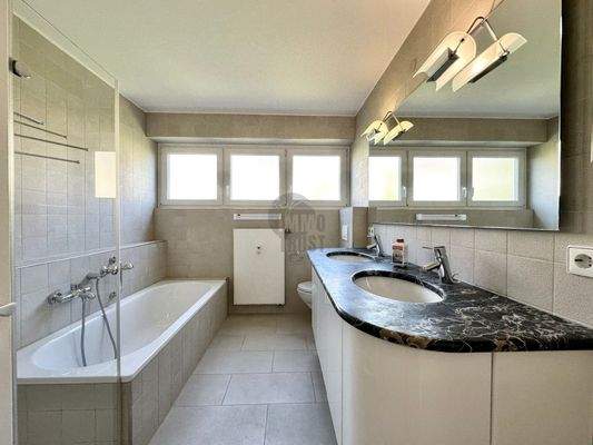 Modernes Tageslichtbad