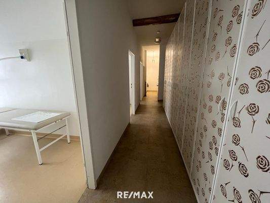 Flur mit Stauraumschränken