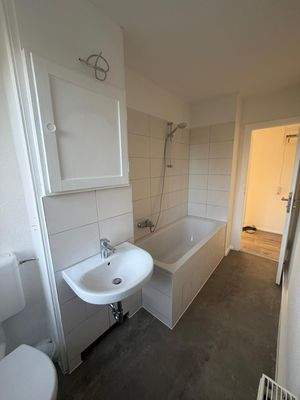 Helles Badezimmer mit Wanne