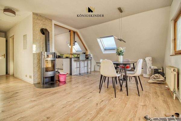  Wohnzimmer mit Balkonausgang