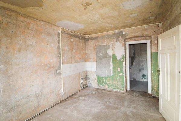 sanierungsbedürftige Einheit