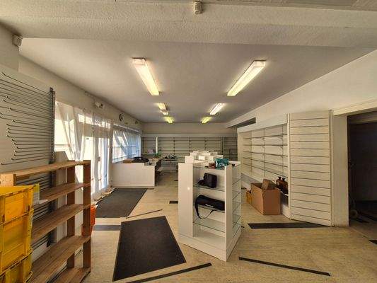 Verkaufsraum mit großer Fensterfront