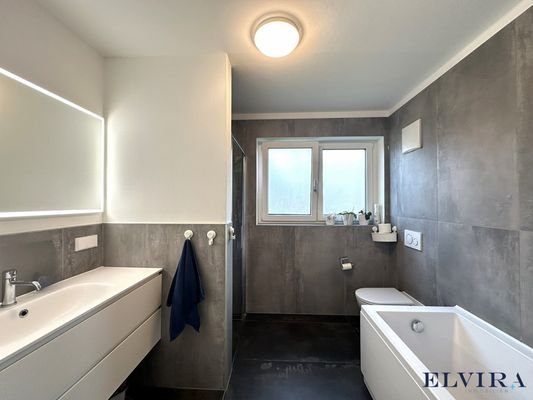 Badezimmer mit Dusche und Badewanne im Erdgeschoss