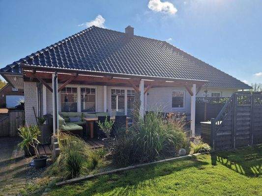 Überdachte Terrasse mit Windschutz