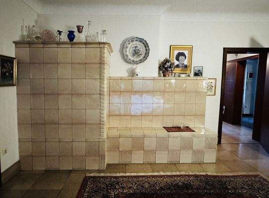 Kachelofen und Ofenbank