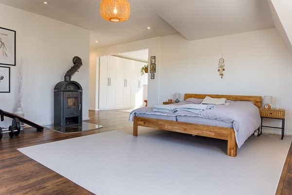 Master Schlafzimmer mit Kamin