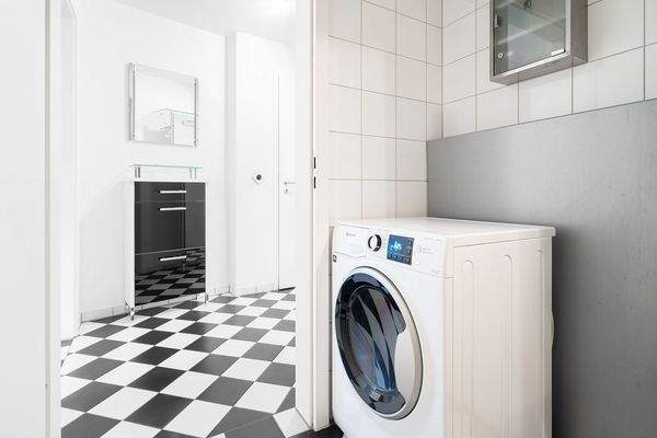 Im Badezimmer befindet sich eine Wasch-Trockner-Ko