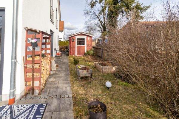 Garten Ost mit Gartenhaus