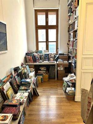 Kleiner vorderer Raum mit Flügeltür verbunden