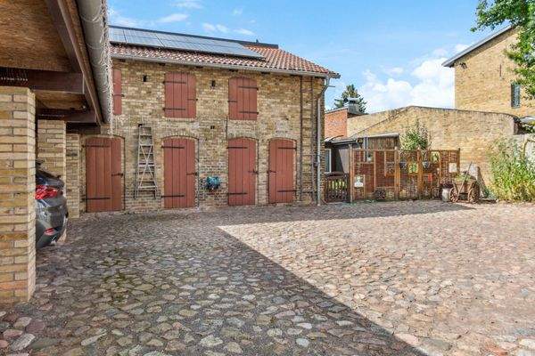 Remise im mittleren Grundstücksteil