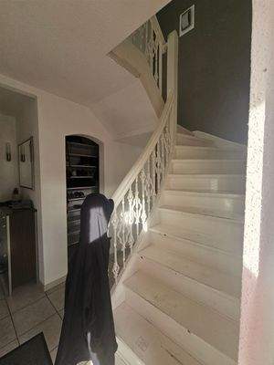 Holztreppe zum 1. Stock & Einbauschrank im Flur 