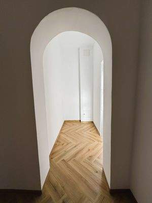 Helle Nische mit Holzboden