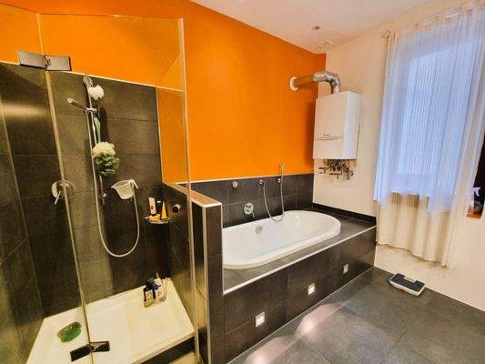 Bad inkl. Dusche und Badewanne.jpg