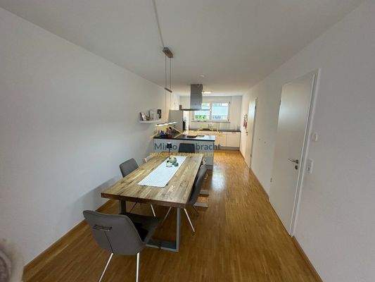 Esszimmer mit Küche im Hintergrund