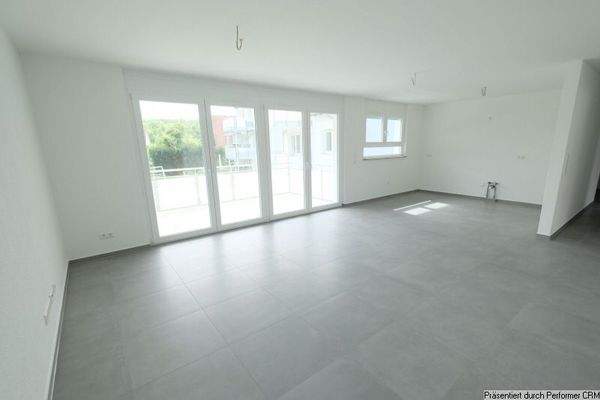 Wohn-Esszimmer mit Küchenbereich