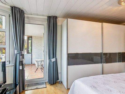 Schlafzimmer zum Balkon