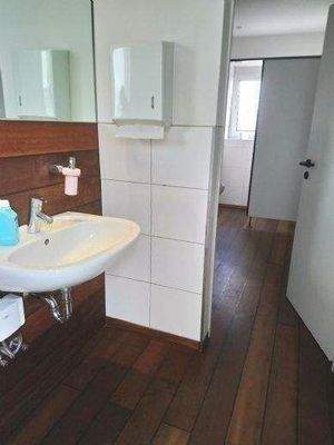 getrennte Damen- und Herren-WC-Anlagen